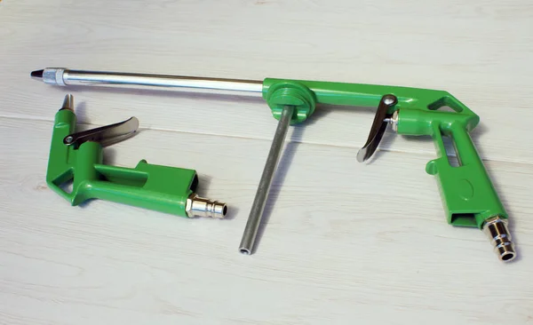 Pistola Compressore Aria Verde Isolato Uno Sfondo Legno Concetto Industriale — Foto Stock
