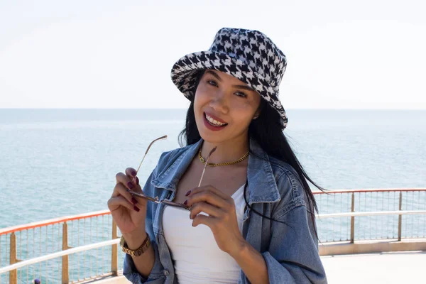 Beautiful Asian Woman Holding Black Eyeglasses Hat Sea Can Use — Φωτογραφία Αρχείου