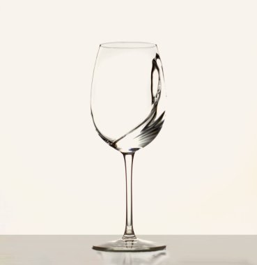 Kristal berraklığında su bir bardak şarap için bir sıçrama. Su sıçraması. İçme suyu. Alkol.