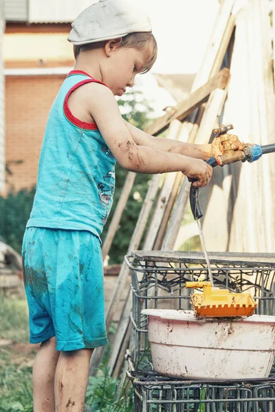 Anak Laki Laki Kecil Yang Terkonsentrasi Mencuci Buldoser Mainan Kuning — Stok Foto