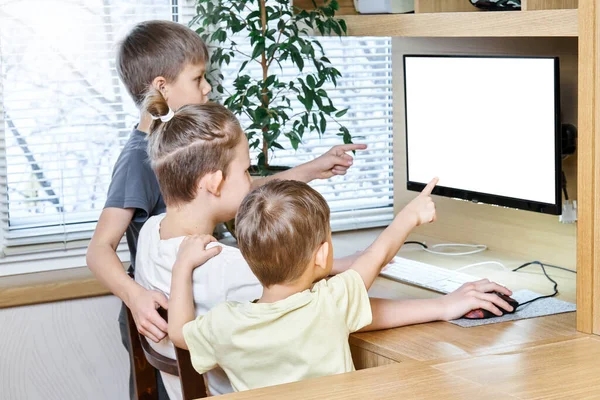 学校少年たちショー空のコンピュータホワイトスクリーン指していますインデックス指座っていますと立っています木製デスクステイ家にロックダウン — ストック写真