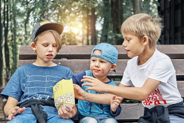 Gruppo Simpatici Ragazzi Allegri Mangia Deliziosi Popcorn Dal Sacchetto Carta — Foto Stock