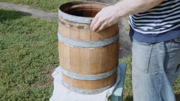 Hombre Pone Aro Hierro Barril Roble Con Martillo Madera — Vídeo de stock