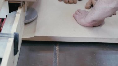 Tanımlanamayan marangoz profesyonel bir atölyede modem tablosu kullanarak MDF 'den kapı paneli yapıyor.