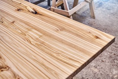 Atölyedeki canlı kenar karaağaç masası tezgahı.