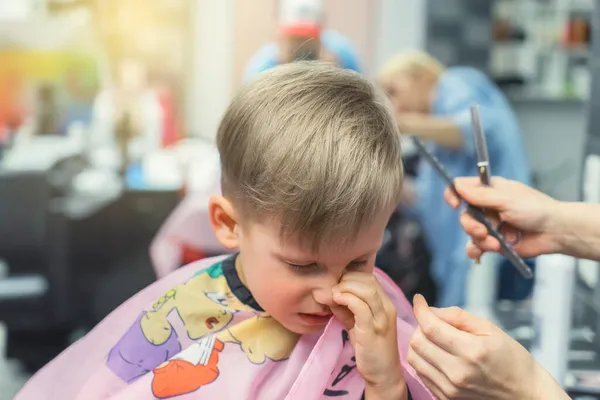 Renkli Kapaklı Küçük Sarışın Çocuk Modern Güzellik Salonundaki Yetenekli Stilistle — Stok fotoğraf