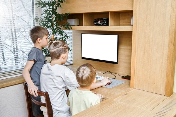 Keyifli Çocuklar Kahverengi Ahşap Bilgisayar Masasının Yanındaki Sandalyeye Oturup Manzarası — Stok fotoğraf
