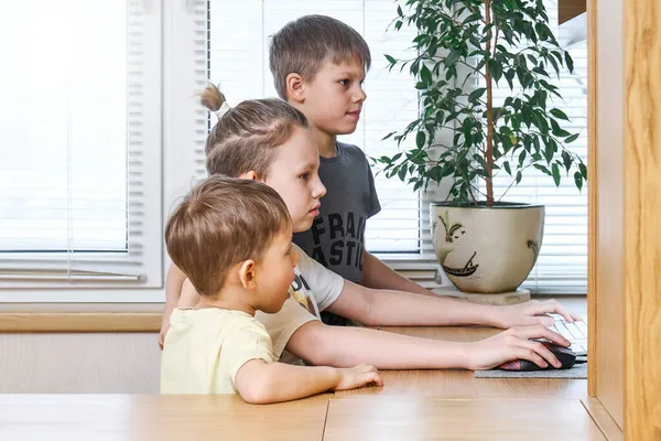 Interessierte Blonde Schüler Schauen Computerdisplay Und Kind Hält Hand Maus — Stockfoto