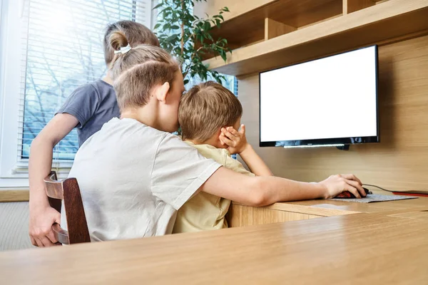 Junge Schüler Sitzen Auf Stuhl Hölzernen Computertisch Und Schauen Weißen — Stockfoto