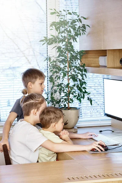 Молодые Ученики Сидят Стуле Деревянным Компьютером Смотрят Белый Монитор Рядом — стоковое фото
