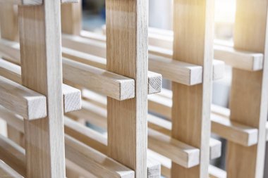 Som meşe ve kontraplaktan yapılmış şarap rafı atölyede son derece yakın çekim sırasında.