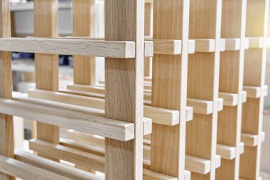 Som meşe ve kontraplaktan yapılmış şarap rafı atölyede son derece yakın çekim sırasında.