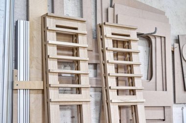 Som meşe ve kontrplaktan yapılmış şarap rafının yan tarafındaki atölyede çok yakın çekim sırasında.