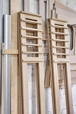 Som meşe ve kontrplaktan yapılmış şarap rafının yan tarafındaki atölyede çok yakın çekim sırasında.