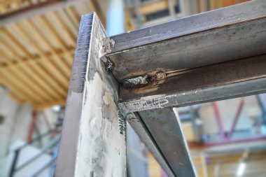 Metal levhalardan ve dikdörtgen borulardan kaynaklanan metal masa tabanı atölyenin yakın görüntüsünde