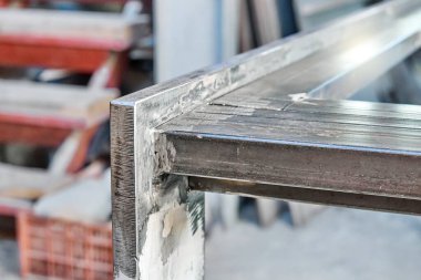 Metal levhalardan ve dikdörtgen borulardan kaynaklanan metal masa tabanı atölyenin yakın görüntüsünde
