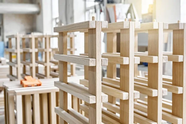 Som meşe ve kontraplaktan yapılmış şarap rafı atölyede son derece yakın çekim sırasında.