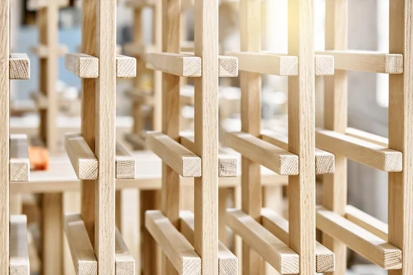 Som meşe ve kontraplaktan yapılmış şarap rafı atölyede son derece yakın çekim sırasında.
