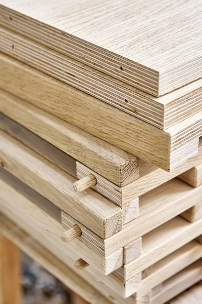 Som meşe ve kontraplaktan yapılmış şarap rafları atölyede son derece yakın çekim sırasında üretildi.