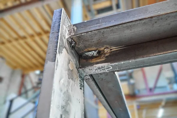 Metal levhalardan ve dikdörtgen borulardan kaynaklanan metal masa tabanı atölyenin yakın görüntüsünde