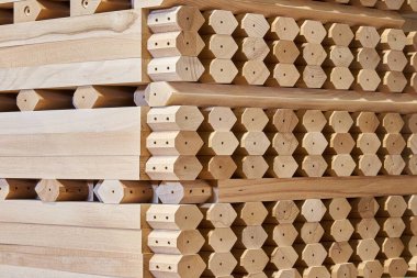 Çağdaş marangozluk atölyesinde sağlam kayın ağacı malzemesinden yapılmış koca bir yığın basit masa bacağı.