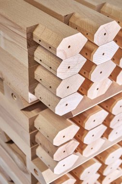 Çağdaş marangozluk atölyesinde sağlam kayın ağacı malzemesinden yapılmış koca bir yığın basit masa bacağı.