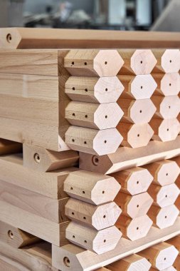 Çağdaş marangozluk atölyesinde sağlam kayın ağacı malzemesinden yapılmış koca bir yığın basit masa bacağı.