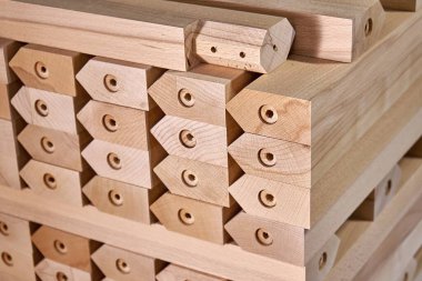 Çağdaş marangozluk atölyesinde sağlam kayın ağacı malzemesinden yapılmış koca bir yığın basit masa bacağı.