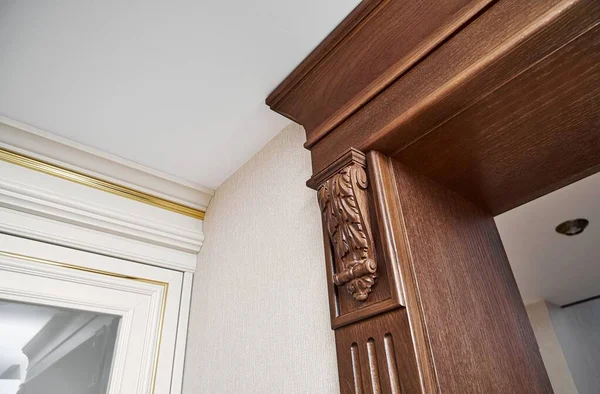 Ozdobione Drewniane Drzwi Rzeźbionymi Wspornikami Meblowymi Żłobionym Panelem Pobliżu Zabytkowego — Zdjęcie stockowe