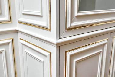 Klasik stil cam kapılı klasik vitrin ve klasik duvar paneli ile aydınlık geniş kulübe kapatma odasında altın pervazlı
