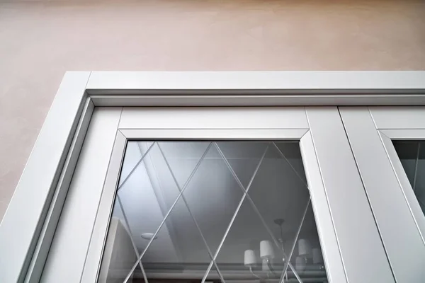 Elegante Puerta Interior Con Vidrio Espejo Con Dibujos Pared Beige — Foto de Stock