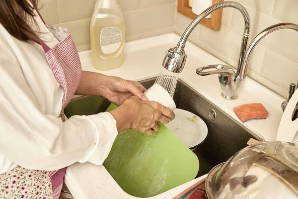 Mulher Avental Mãos Espumosas Lava Pratos Sujos Com Água Corrente — Fotografia de Stock