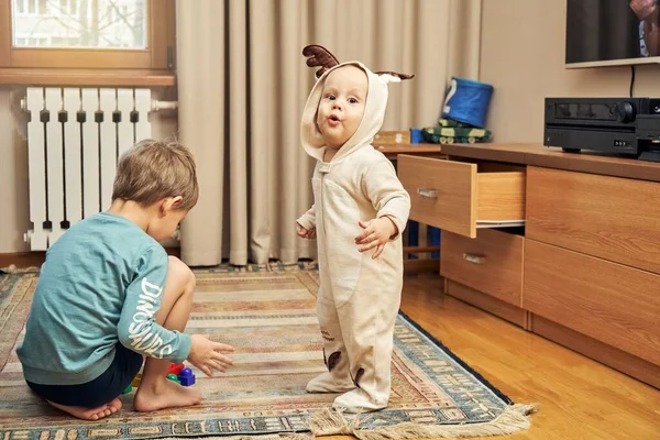 Bebê Bonito Vestindo Terno Veado Quente Com Chifres Irmão Mais — Fotografia de Stock