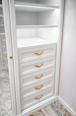 Raflarda kurşun lambalar, eşkenar dörtgenlerle ayna cepheleri ve dairede çağdaş ışıltılarla dolu lüks, beyaz gömme dolap.