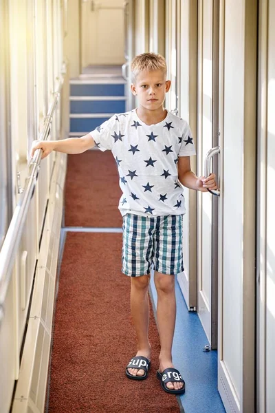 Ragazzo Con Capelli Biondi Corti Che Indossa Abiti Casual Apre — Foto Stock