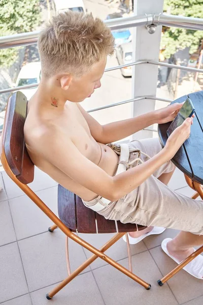 Sarışın Kısa Şort Giyen Genç Çocuk Internette Oyun Oynuyor Otelin — Stok fotoğraf