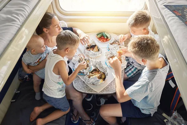 Familia Madre Sosteniendo Bebé Hijos Sentados Mesa Almorzando Vagón Tren Fotos De Stock Sin Royalties Gratis
