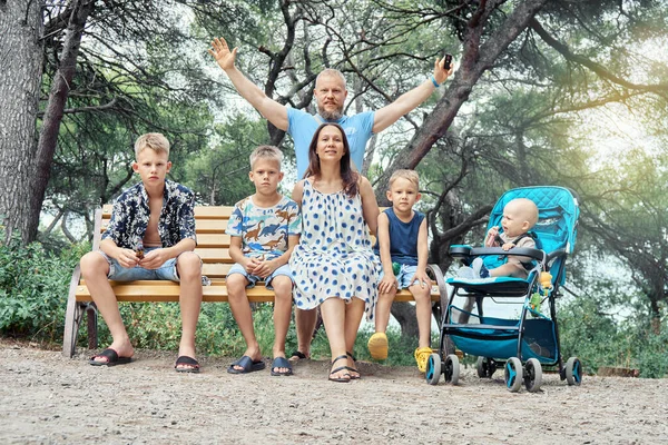 Happy Large Family Poses Sitting Bench Green Park Smiling Parents — Stock Photo, Image