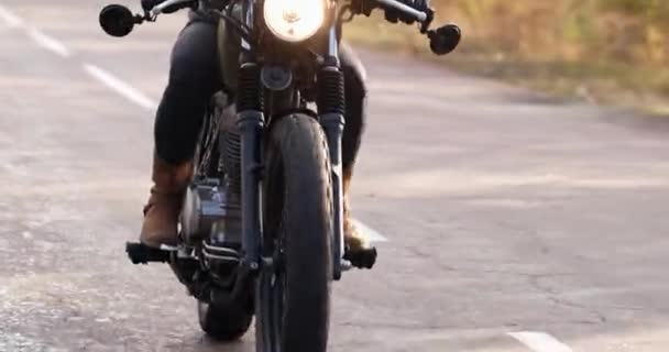 Motorradfahrer fährt mit hoher Geschwindigkeit auf Straße an gelben Bäumen vorbei — Stockvideo