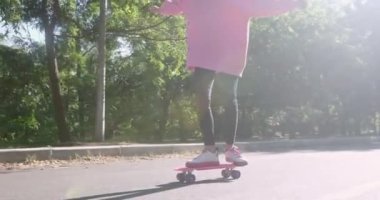 Park yolundaki panoda sallanarak kayan genç bir kadın.