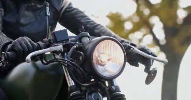 Mulher passeios de motociclista ao longo da estrada passando árvores amareladas — Vídeo de Stock