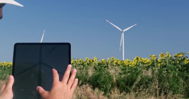 기술자는 태블릿을 통해 풍력 터빈의 매개 변수를 측정 한다 — 비디오