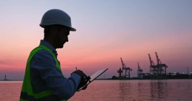 Mühendis, port çalışmalarını tablet ve telsiz ile kontrol ediyor