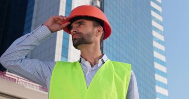 İşçi yüksek binalara karşı duran miğferi takıyor