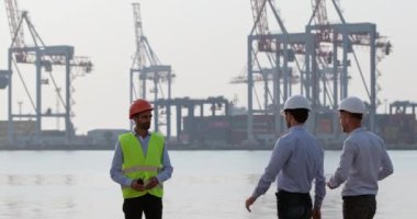 Mühendisler ve liman işçisi rıhtım tarafındaki vinçlerin işlerini tartıştılar