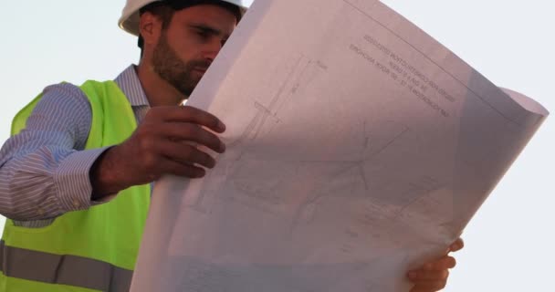 Inženýr kontroluje vymezení přístavní konstrukce jeřábu — Stock video