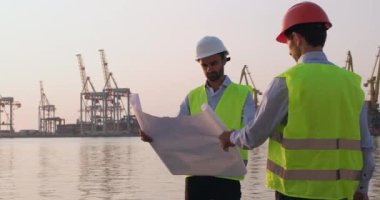 Mühendisler iskele vinç inşaatını tanımlama kullanarak düzenliyor