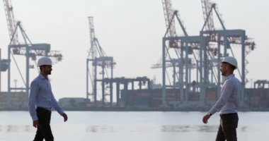Mühendisler sabah portal vinçlerinin çalışmalarını tartışmak için toplandılar.