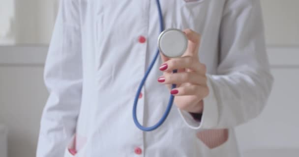 Medico Camice Bianco Tiene Mano Una Parte Del Fonendoscopio Guida — Video Stock