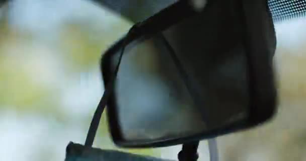 一个人开车 司机用汽车中的病毒和细菌防护 一个医疗面罩在后视镜上的重量 — 图库视频影像